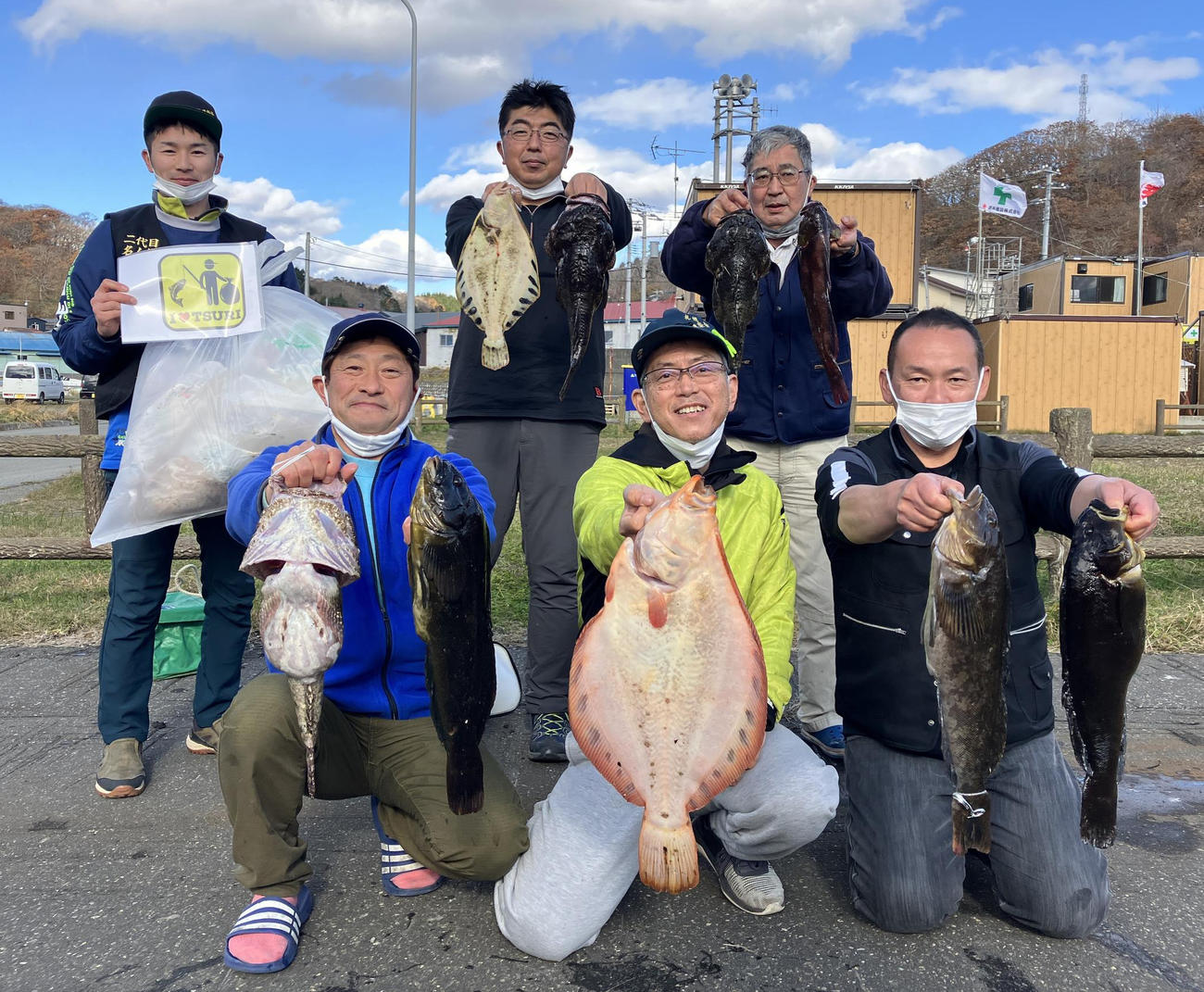 北海道遊釣倶楽部　第7回大会　マツカワを手にする安西さん（前列中央）と上位入賞者