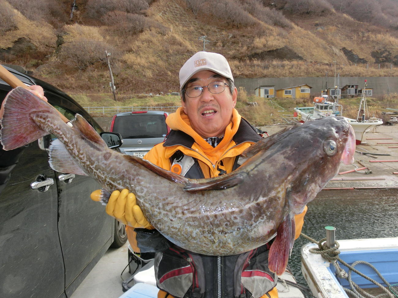 島牧村栄浜で大型マダラを釣り上げた石狩市の蔵野道明さん