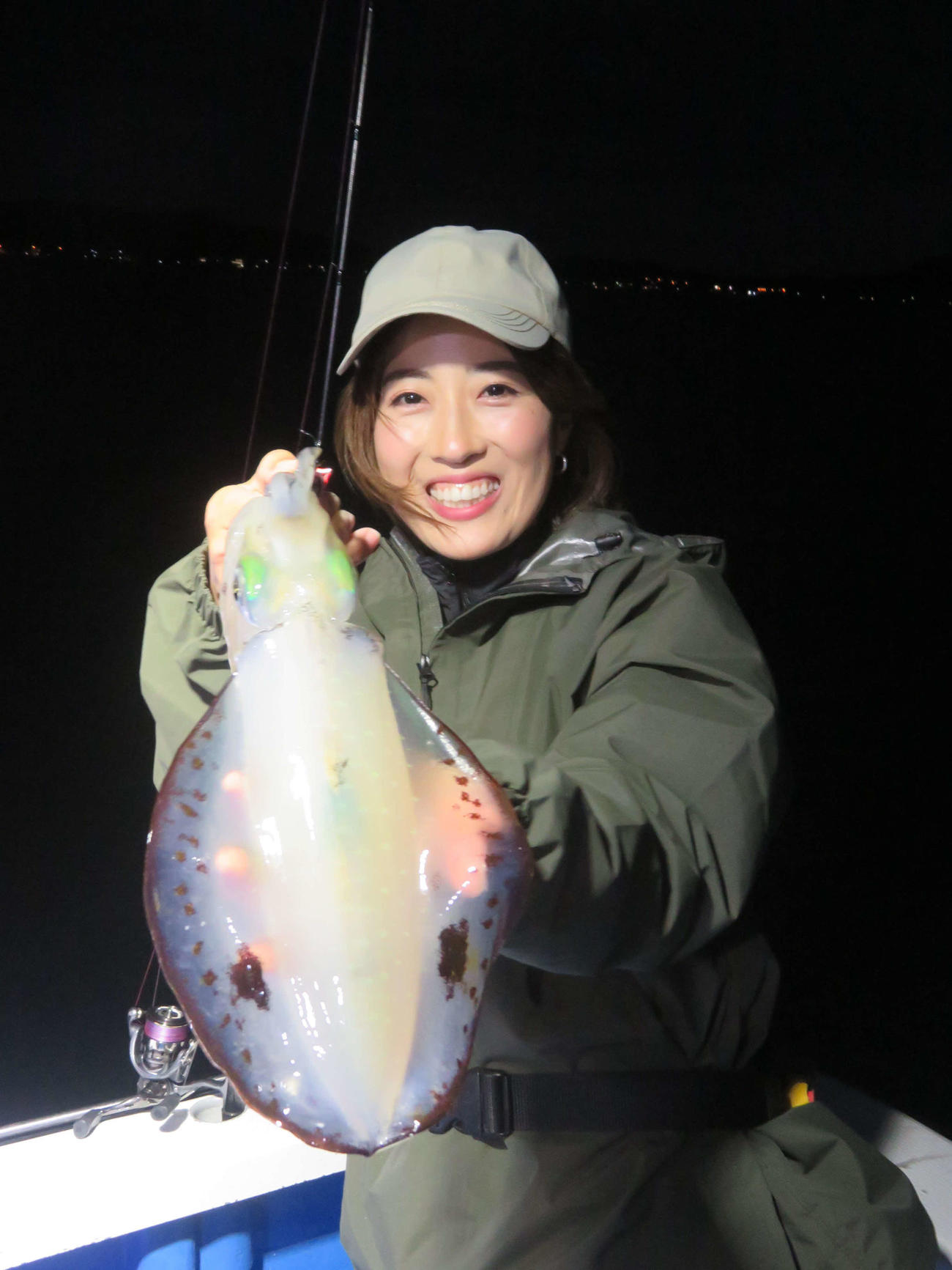 貴重な1匹を釣り上げて喜ぶおかまり