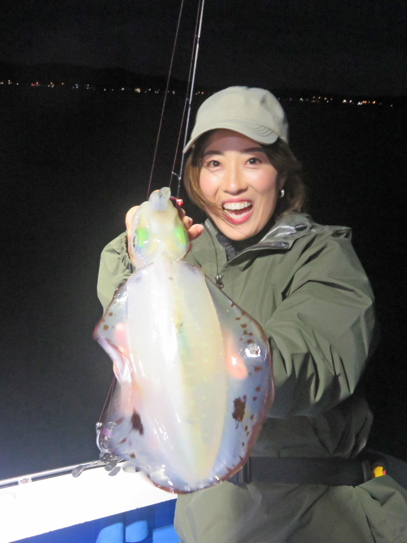 貴重な1匹を釣り上げ、喜びを爆発させたおかまり