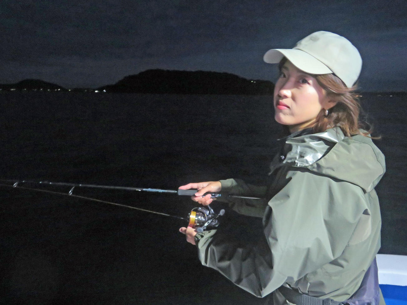 あたりも暗くなり、苦戦の表情を浮かべたおかまり
