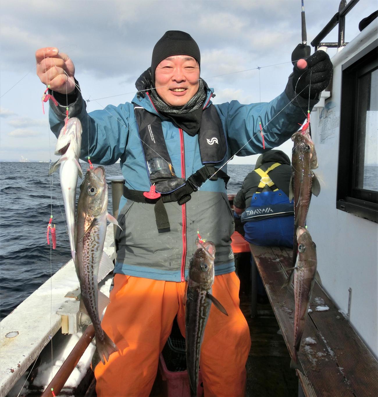 スケトウダラを数釣り上げた札幌市の森永さん