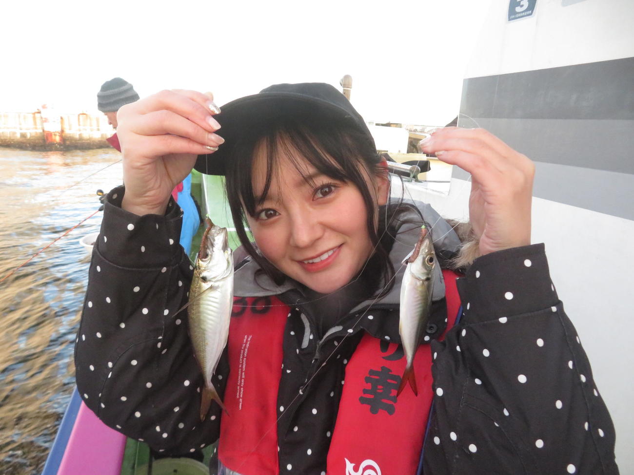 初アジ釣りに挑戦した西永彩奈。ダブルもあって無事18匹をゲット