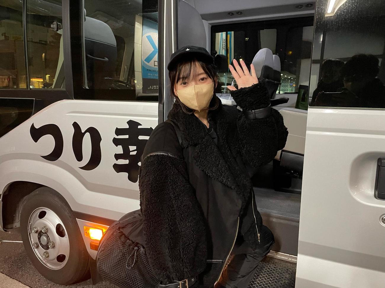 送迎バスに乗り込む