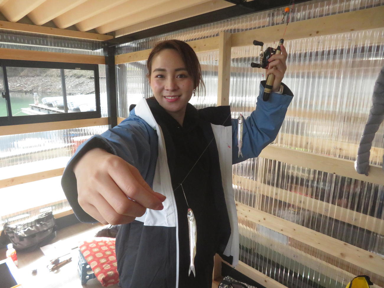 相模湖「柴田」の個室ワカサギ釣りに挑んだつ～ちゃん。ダブルヒットもあり、50匹を釣り上げた