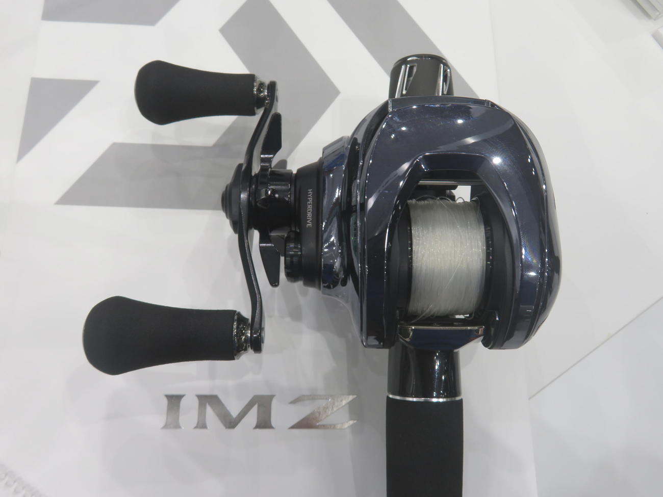 ダイワは業界初となるアプリと連携できる電動リール「IMZ」を展開