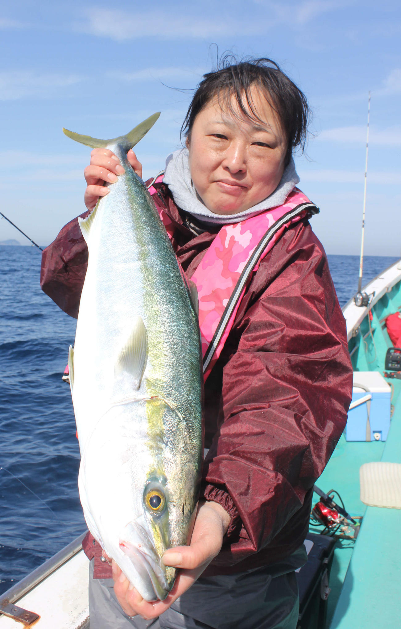 徳本佳穂理さんが仕留めた81センチの寒ブリ