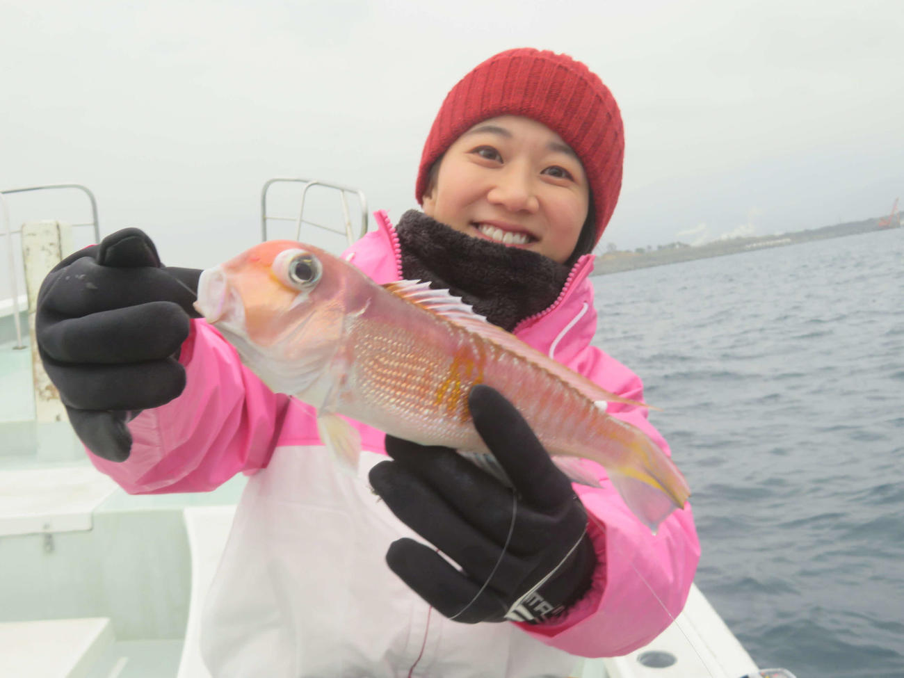 極寒の中、30センチの本命をゲットした太田唯。思わずニッコリ！