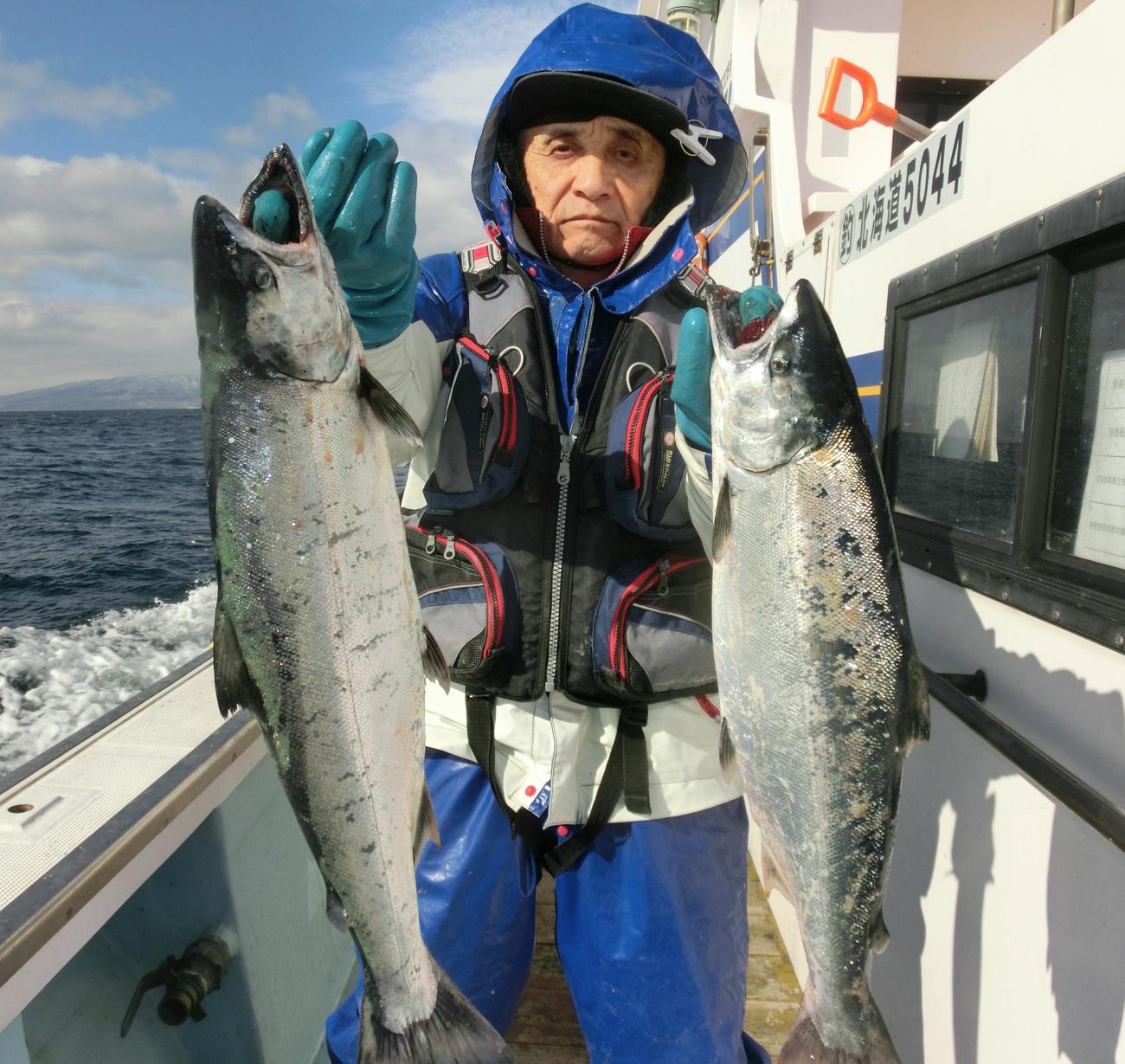 清栄丸でサクラマスを釣った千歳市の山本英敏さん