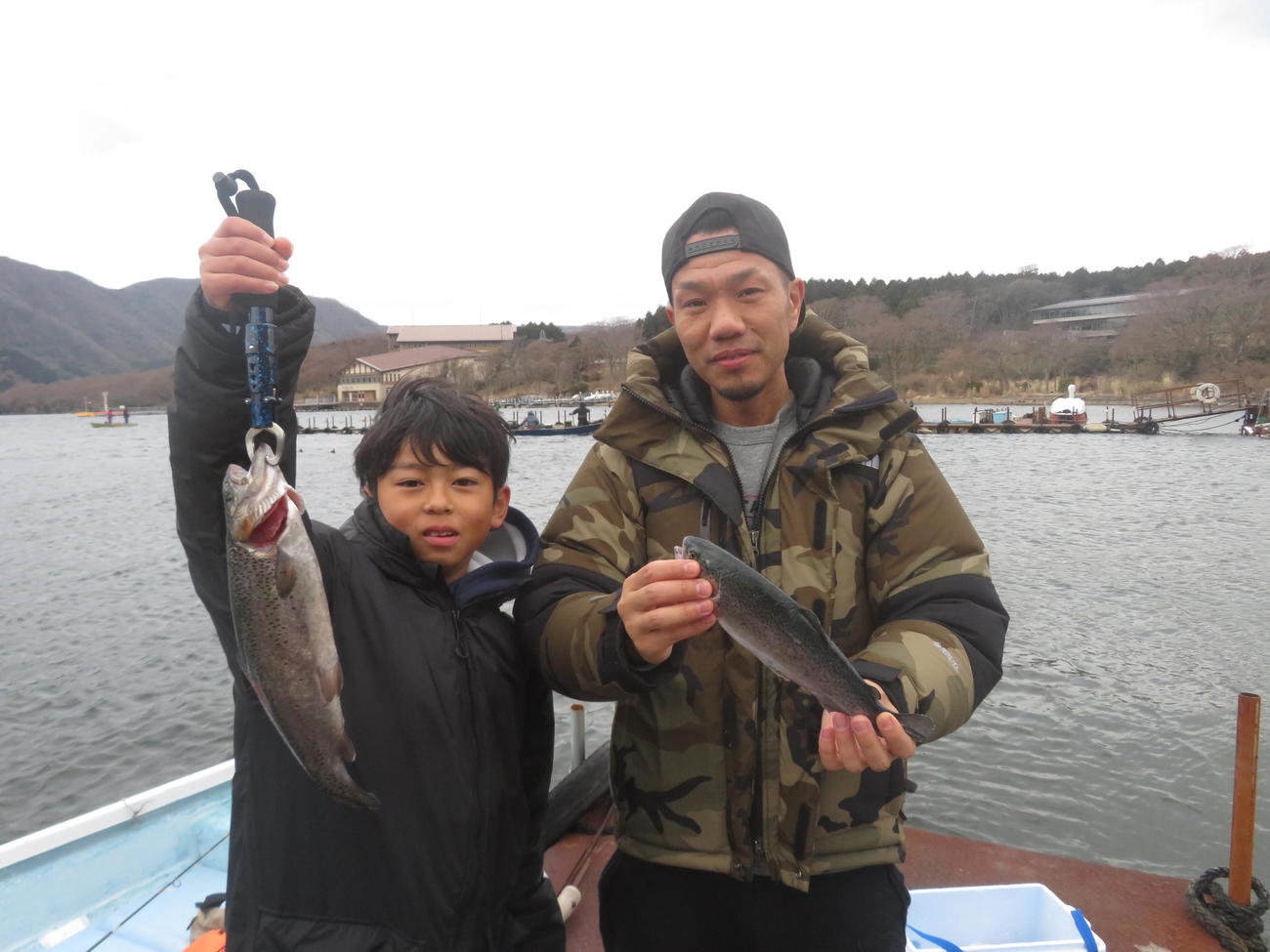 親子で芦ノ湖特別解禁を楽しんだ古川勇太さん（右）＆大志くん親子