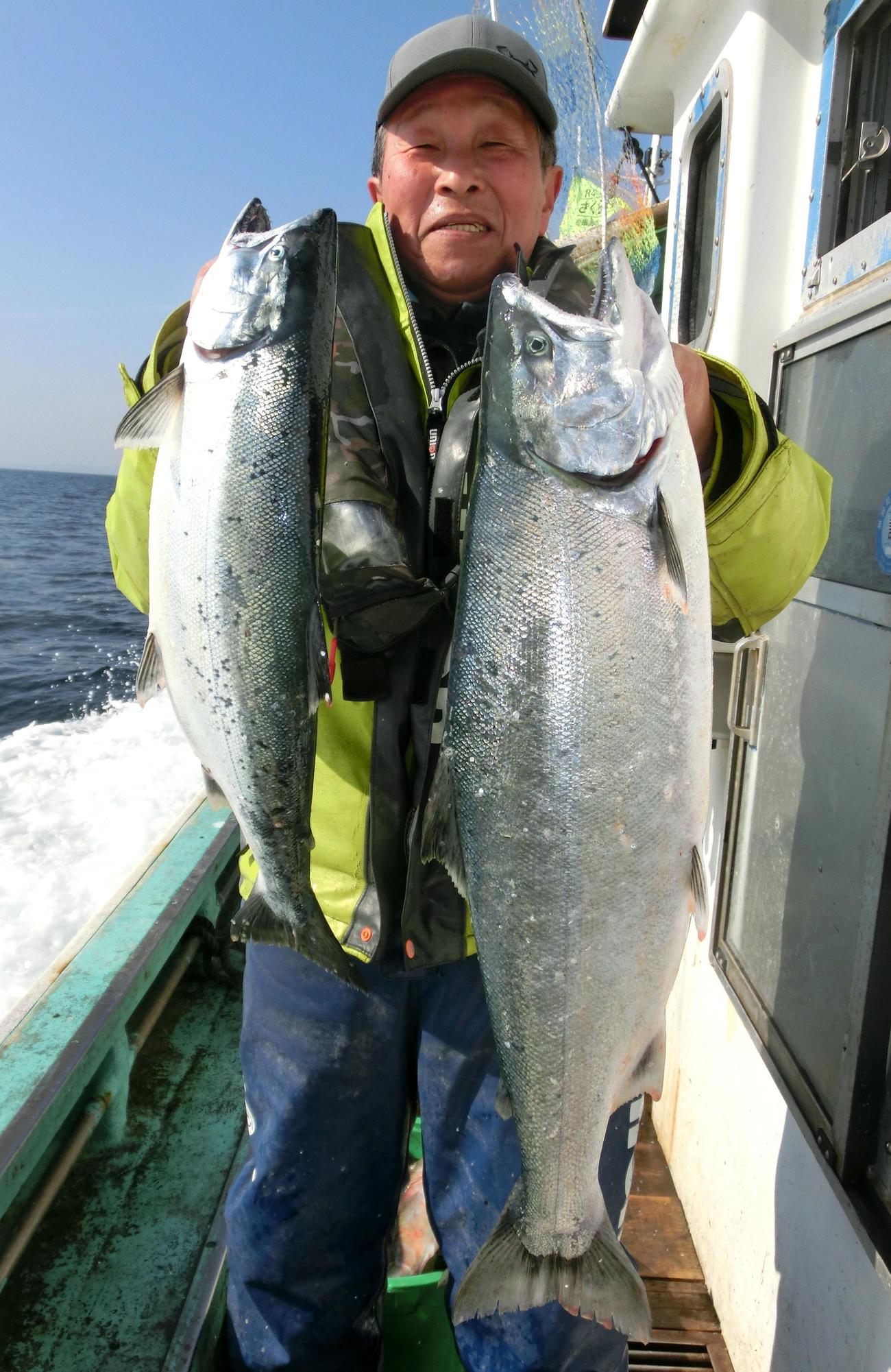 漁運丸でサクラマスを釣った室蘭市の鳩沢篤さん