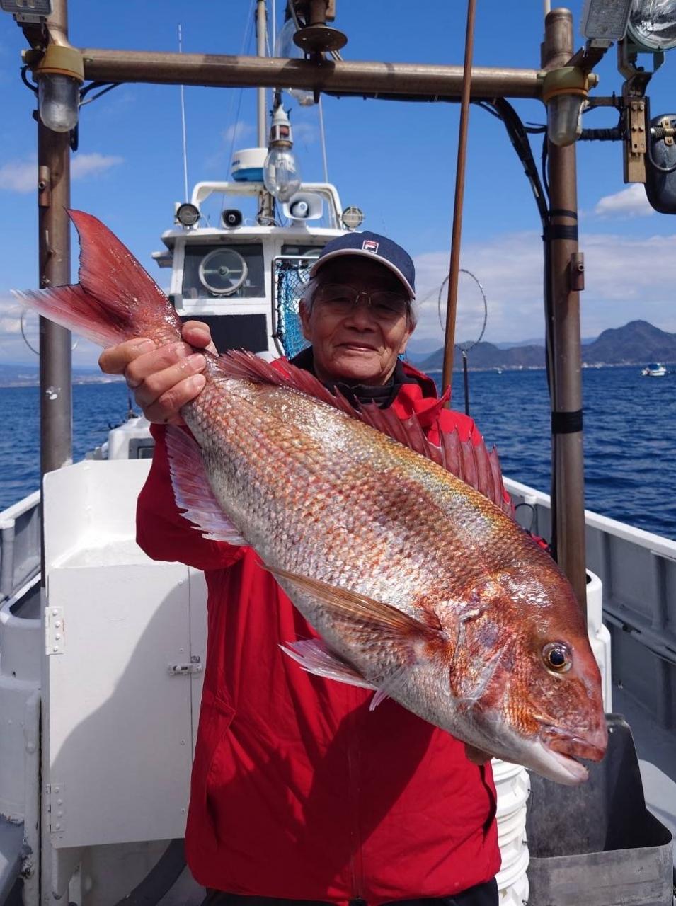 取材翌日、4キロマダイを上げた師岡恒夫さん