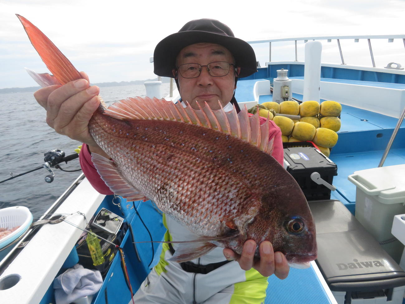 2・1キロを釣り上げて入れ替えに成功した佐藤治也さん