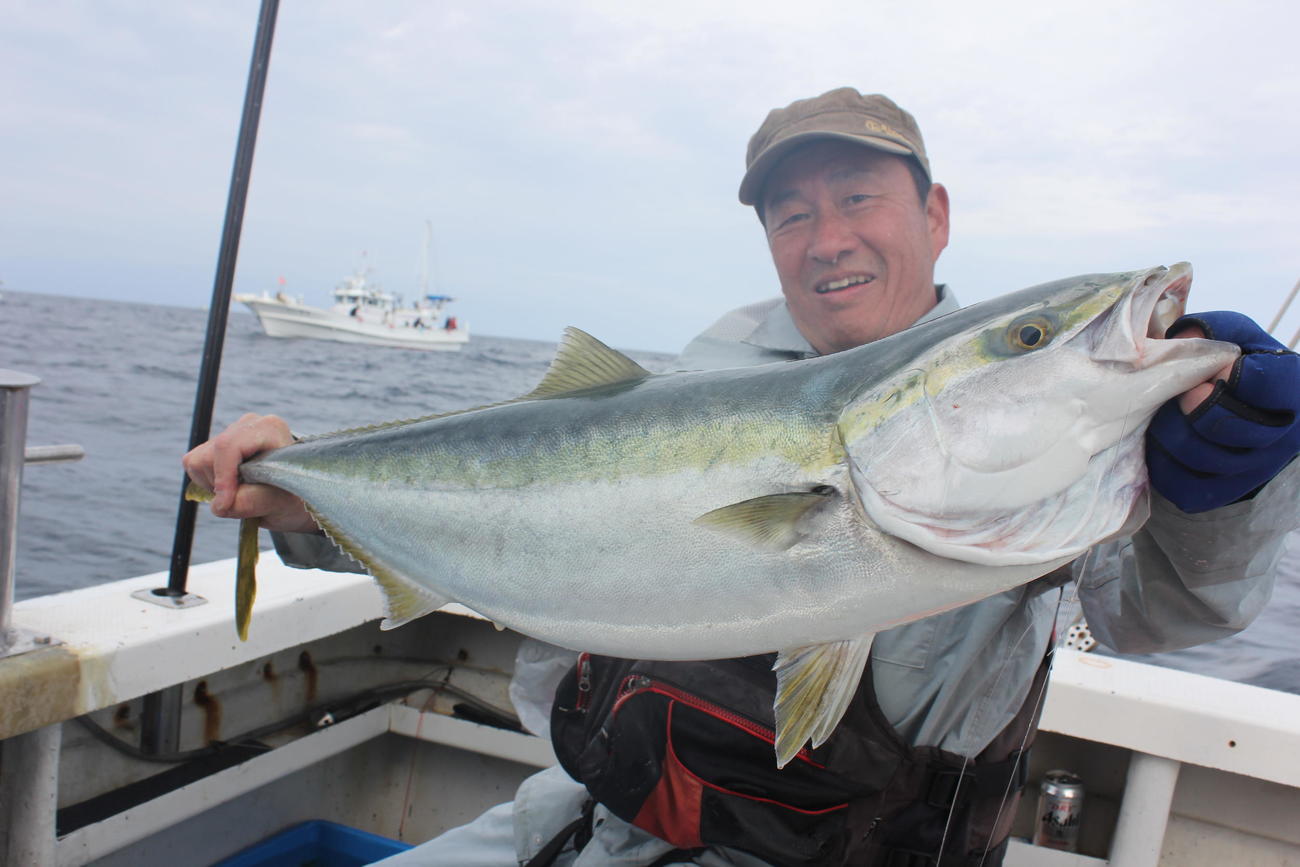 のませ釣りで84センチブリを仕留めた久納さん