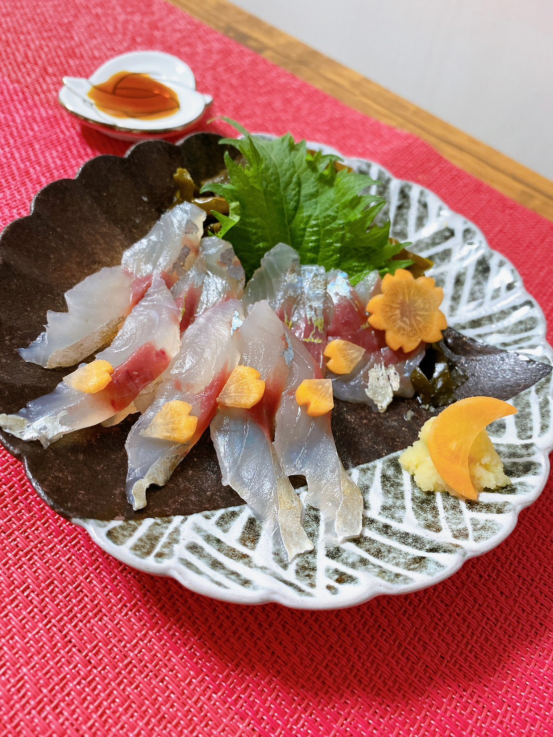 獲物は刺し身で堪能。「マアジよりもサラッとしていて、程よいコリっと感がおいしいです！」