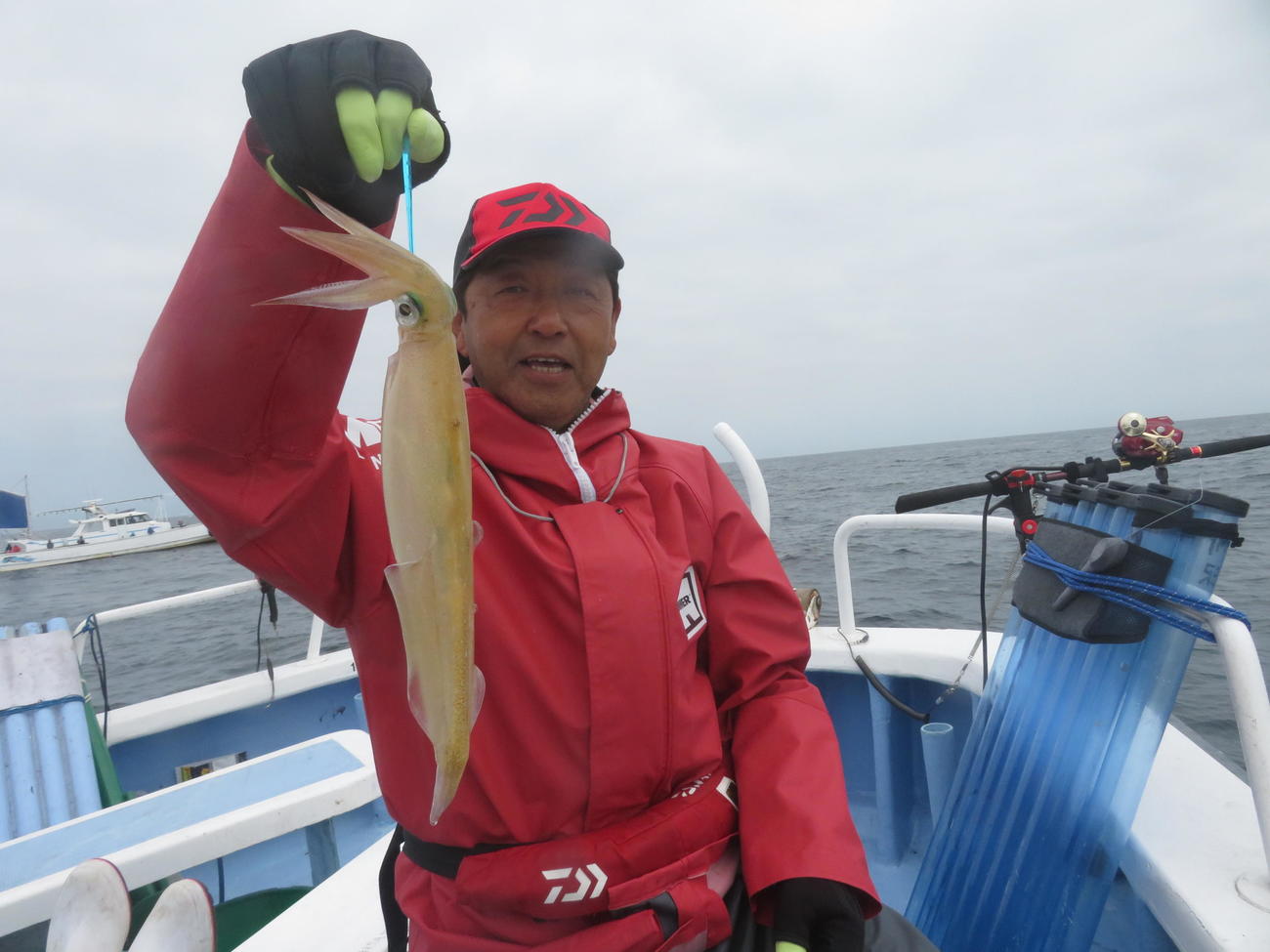 貴重な1匹を披露する柳沢基文さん