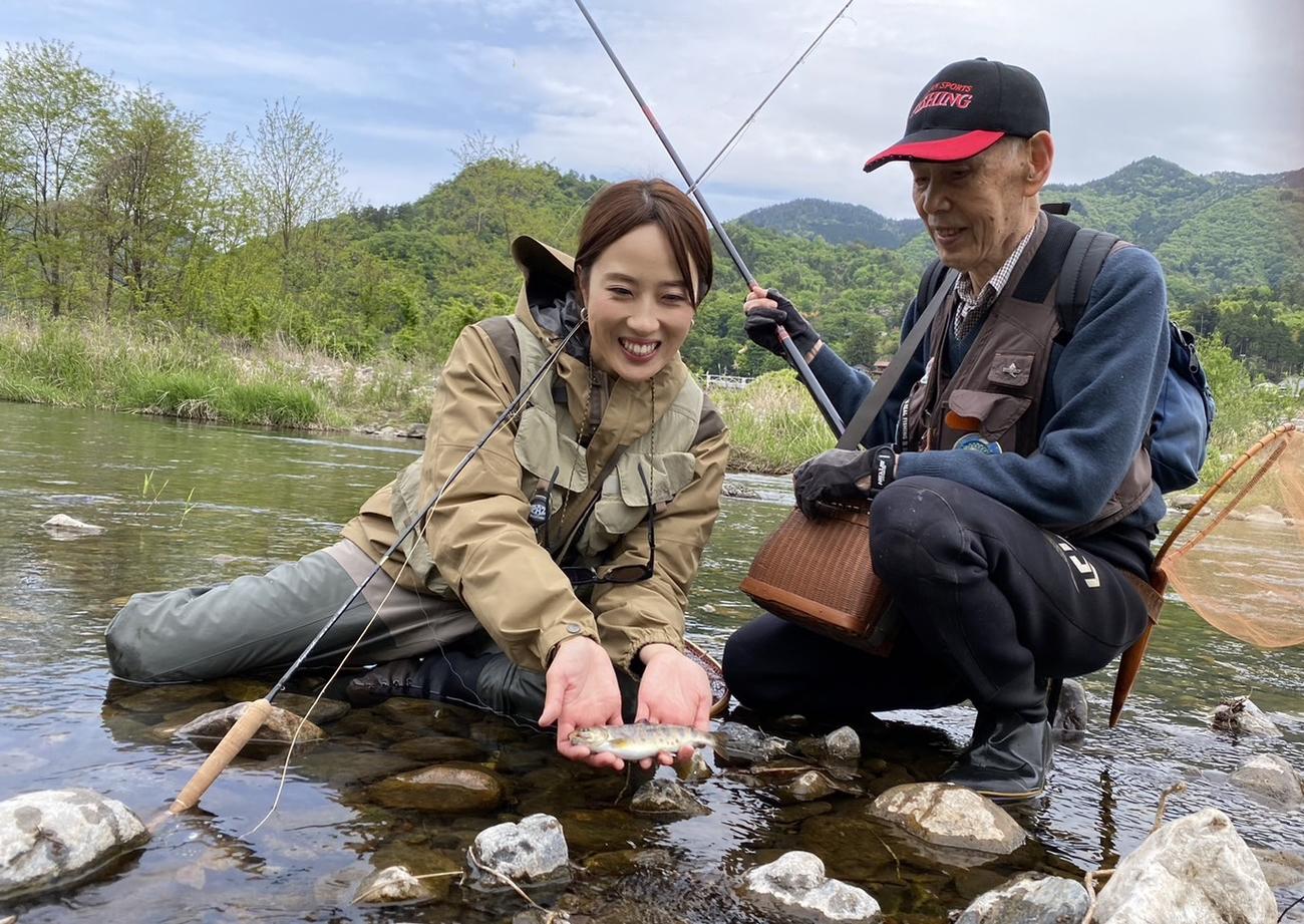 本命ヤマメを釣り上げて笑顔のおかまり（左）と相吉孝顕氏