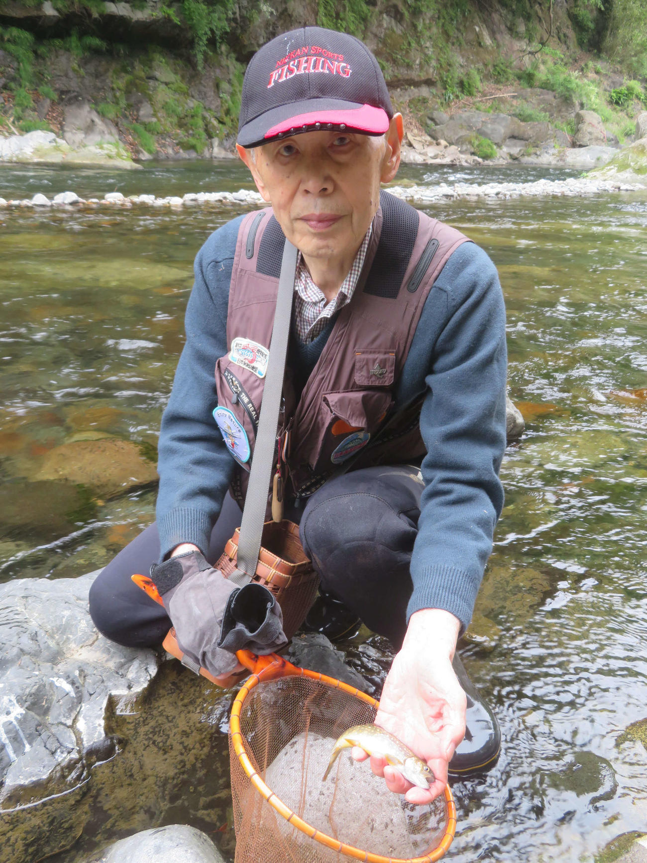 イワナを釣り上げた相吉氏