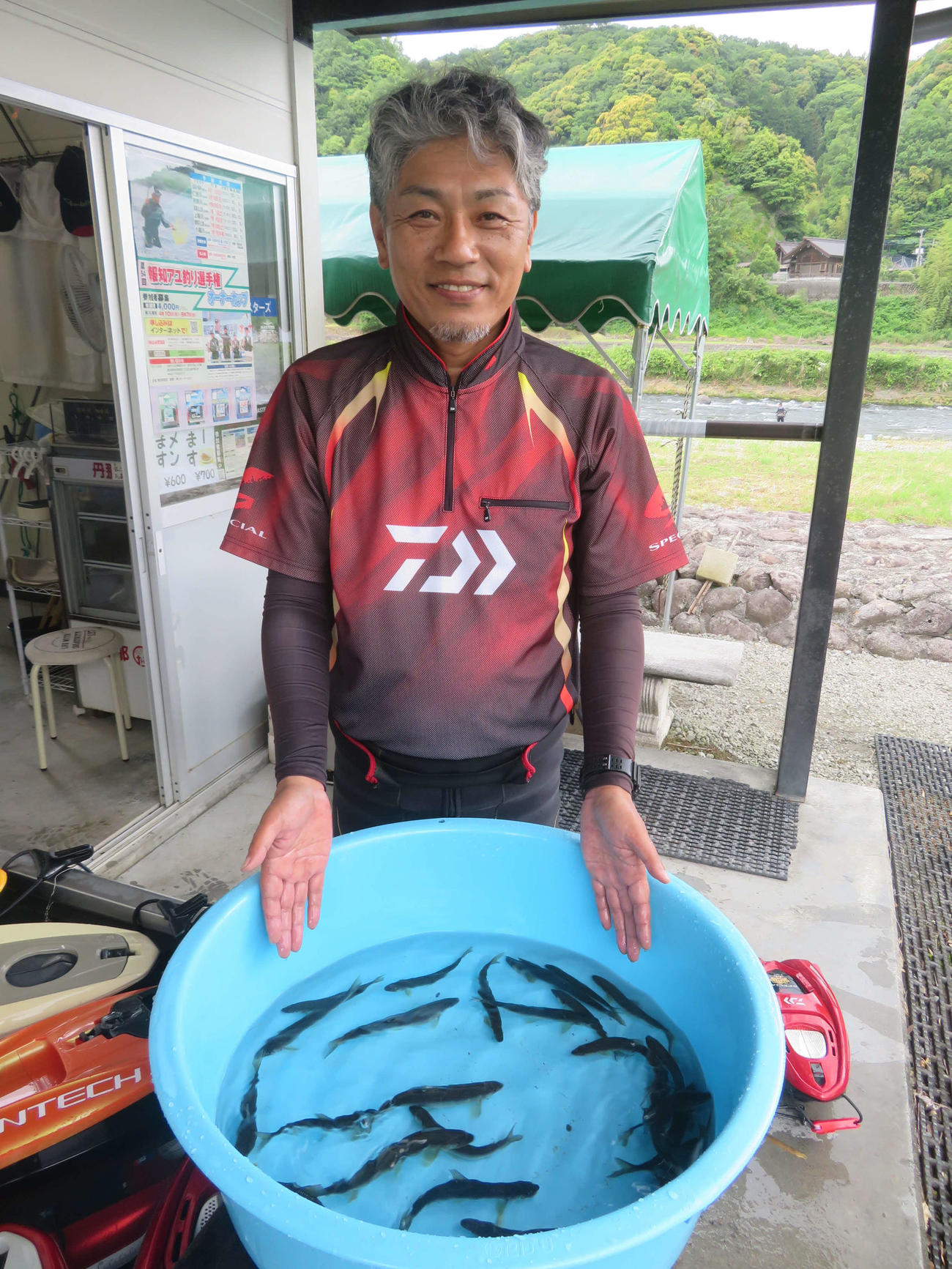 狩野川初挑戦の高岡正和さんは約5時間で32匹を掛けてにっこり