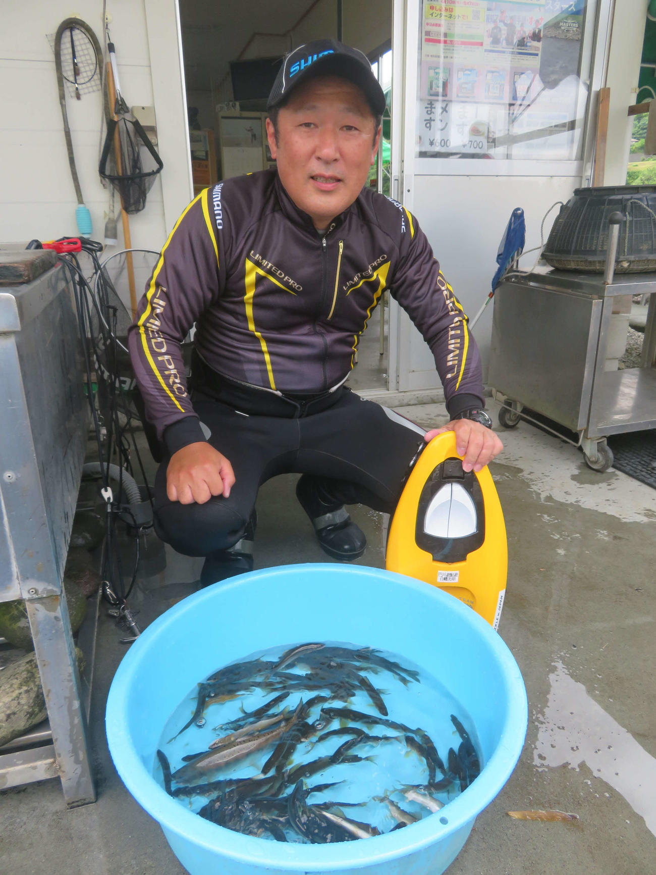 つり橋下流に入川し、約5時間でで59匹とアマゴ1匹をゲットした白幡光明さん
