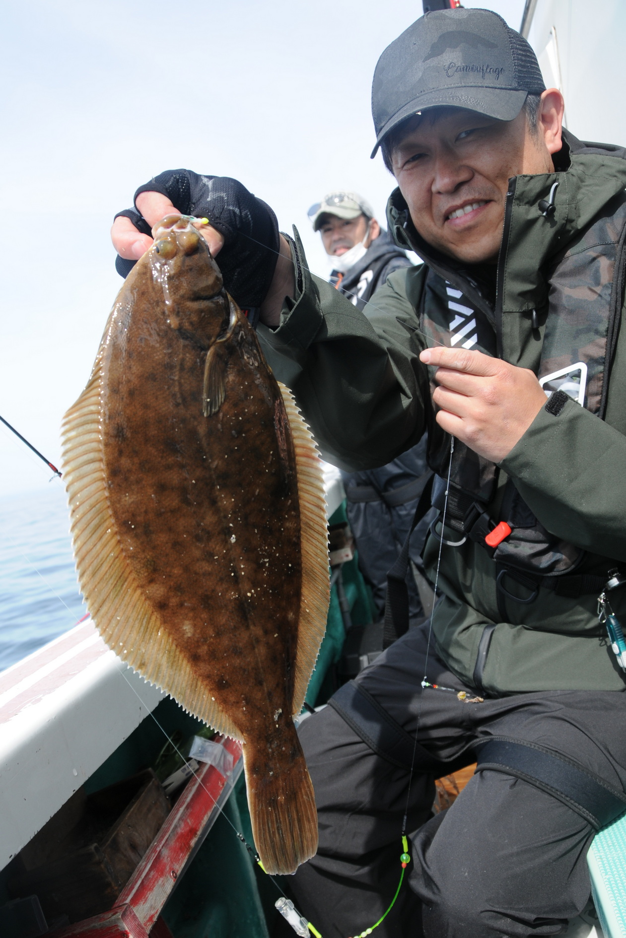 左舷中間の小山さん（宮城・亘理町）は自己最高のマコガレイ45センチ級をゲット