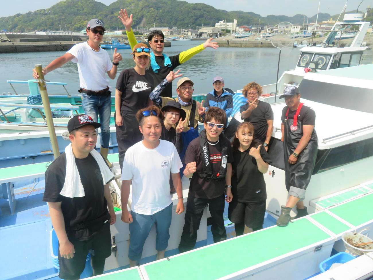 アニキ（前列左から3人目）の粋な計らいで、釣り人全員と記念撮影