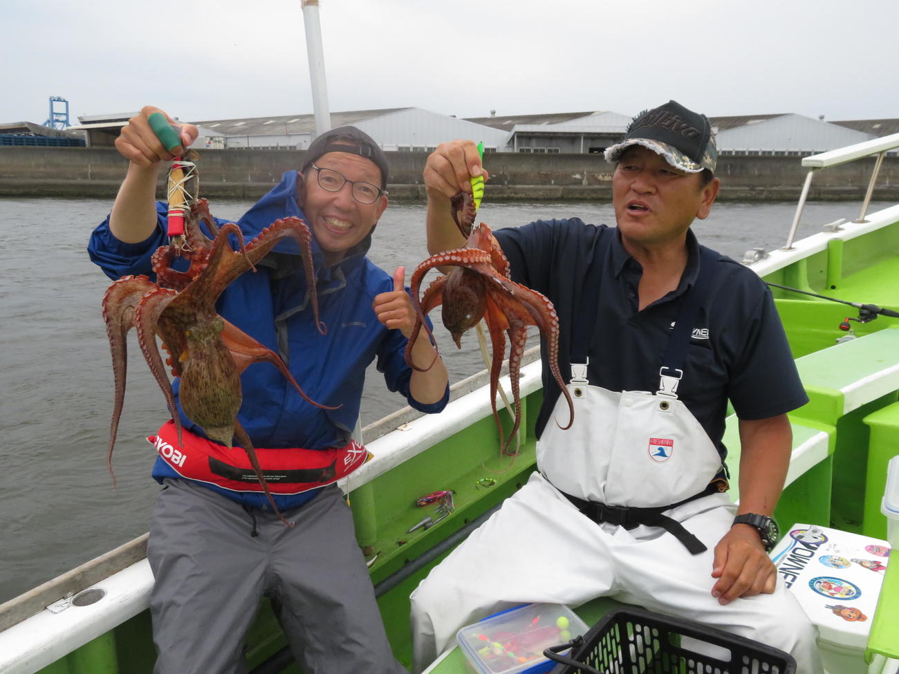 大魔神（左）との釣り対決で、実に1年半ぶりの勝利を挙げた松本アナ