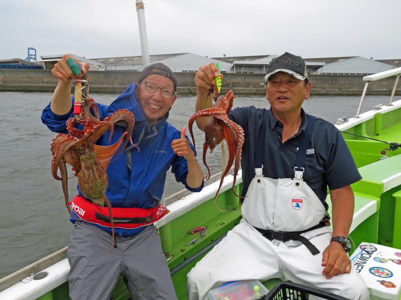 大魔神（右）との釣り対決で、約1年半ぶりの勝ち星を挙げた松本アナ