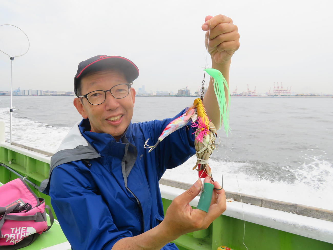 カニ餌テンヤにエギを付けて挑む松本アナ