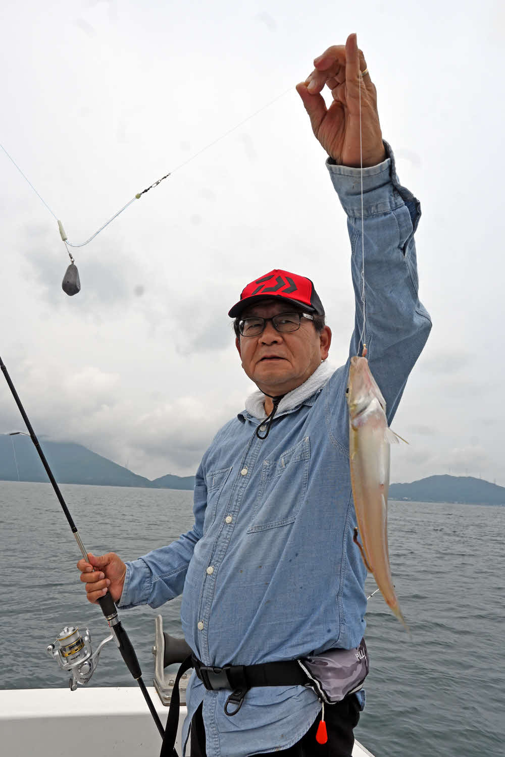 大型のキスを釣り上げた田中雅夫さん（撮影・大津賢一）