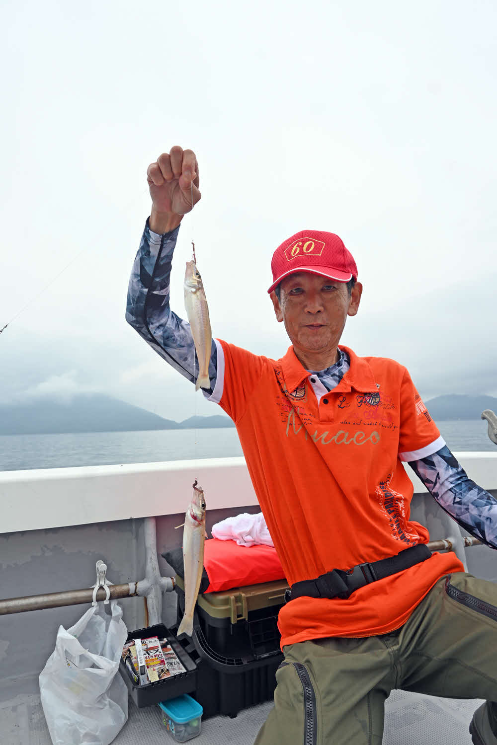 キスを連掛けした加藤伸治さん（撮影・大津賢一）