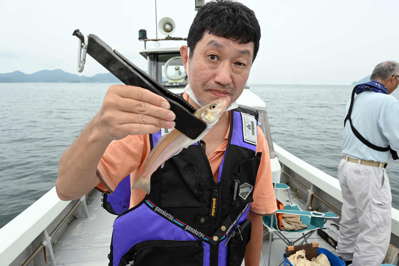 24センチキスを釣り上げた記者