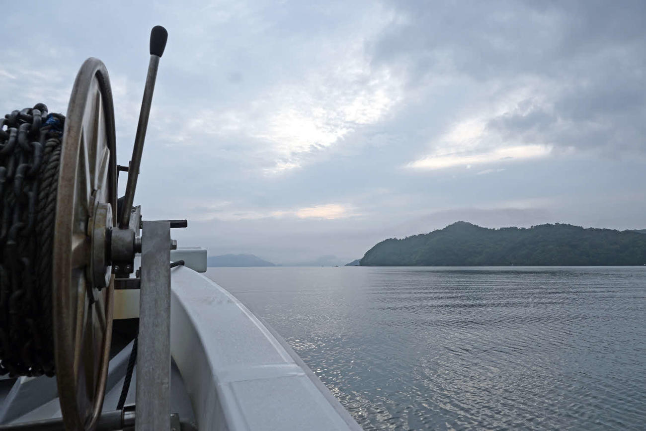 釣り場へ向かう船からの風景（撮影・大津賢一）
