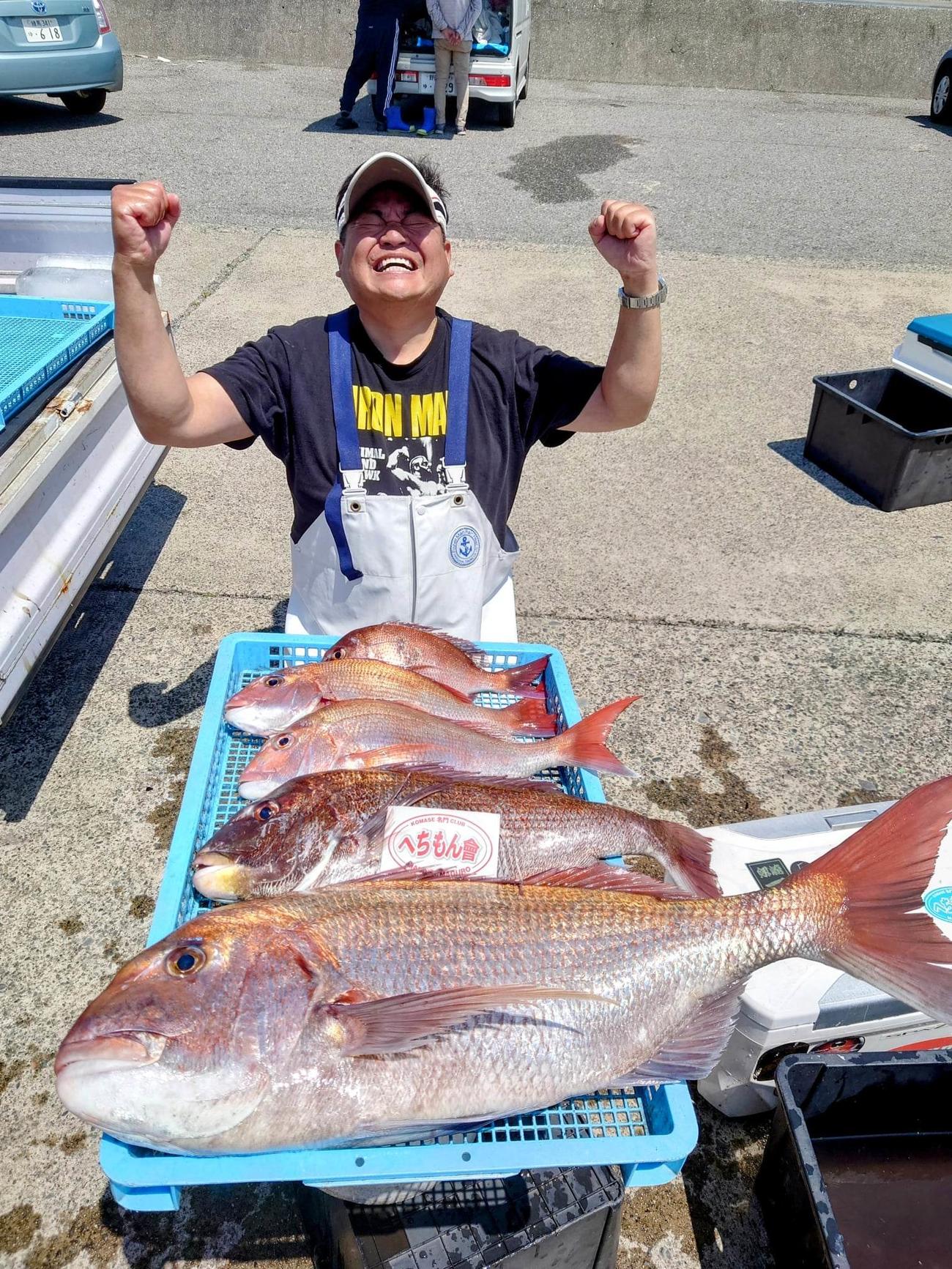 念願の初優勝を手繰り寄せた7.7＆3.4キロを釣り上げ、こん身のガッツポーズを見せる富永起好さん