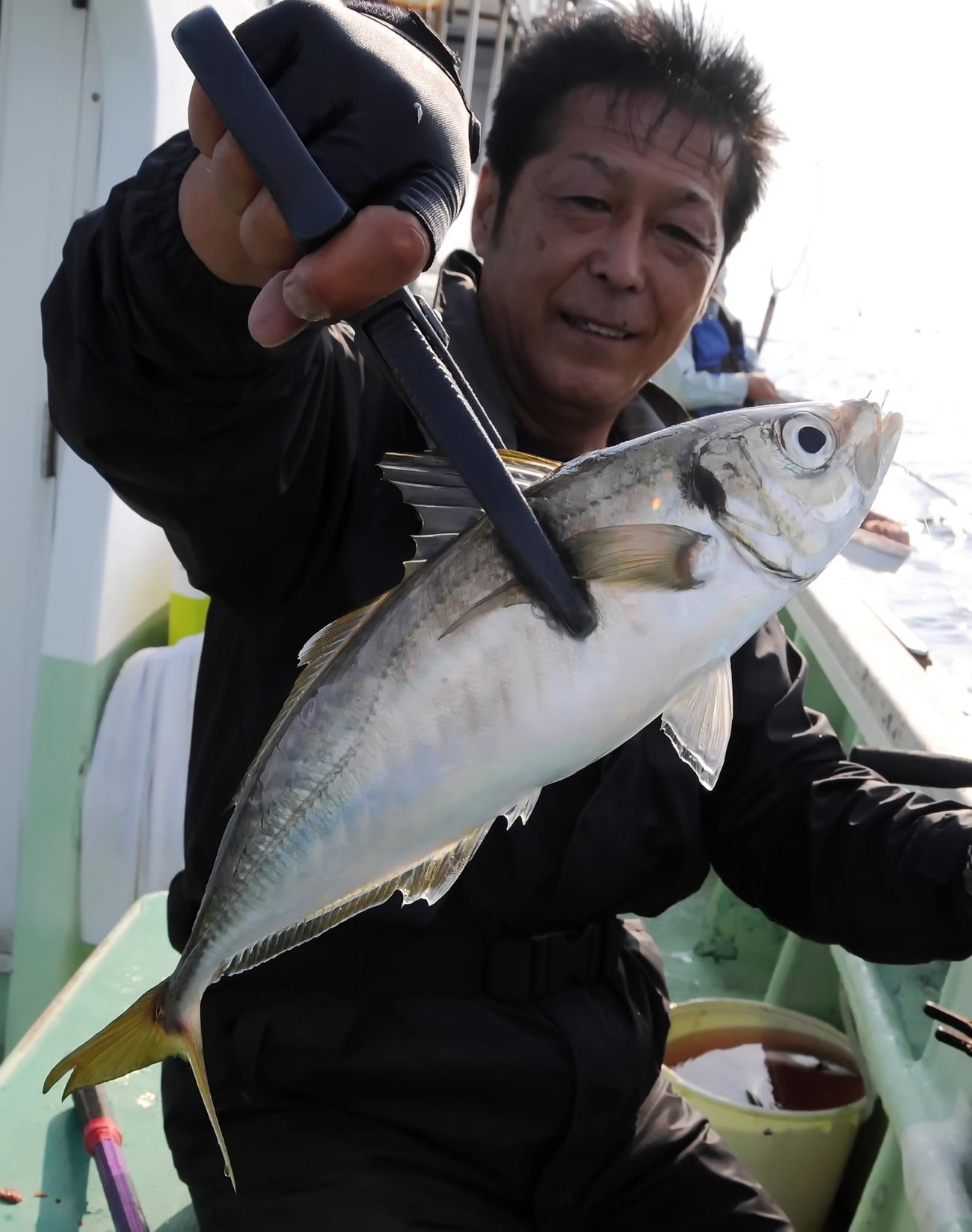 右舷船尾の菊沢一彦さんは市販の「カットよっちゃん」を餌にして大型マアジを次々にヒット