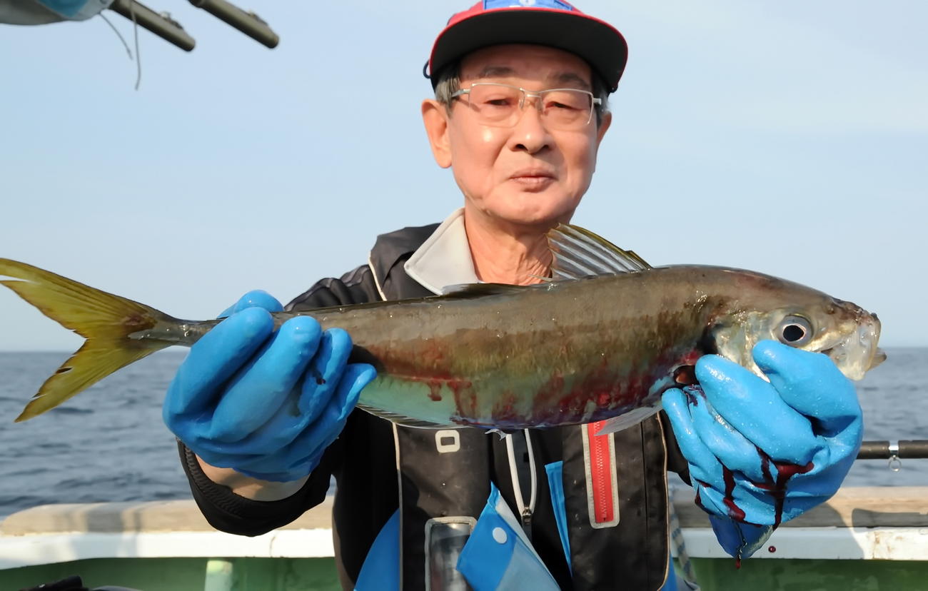 左舷船尾の森雅敏さんは、船中最大のマアジ50センチ超を仕留める