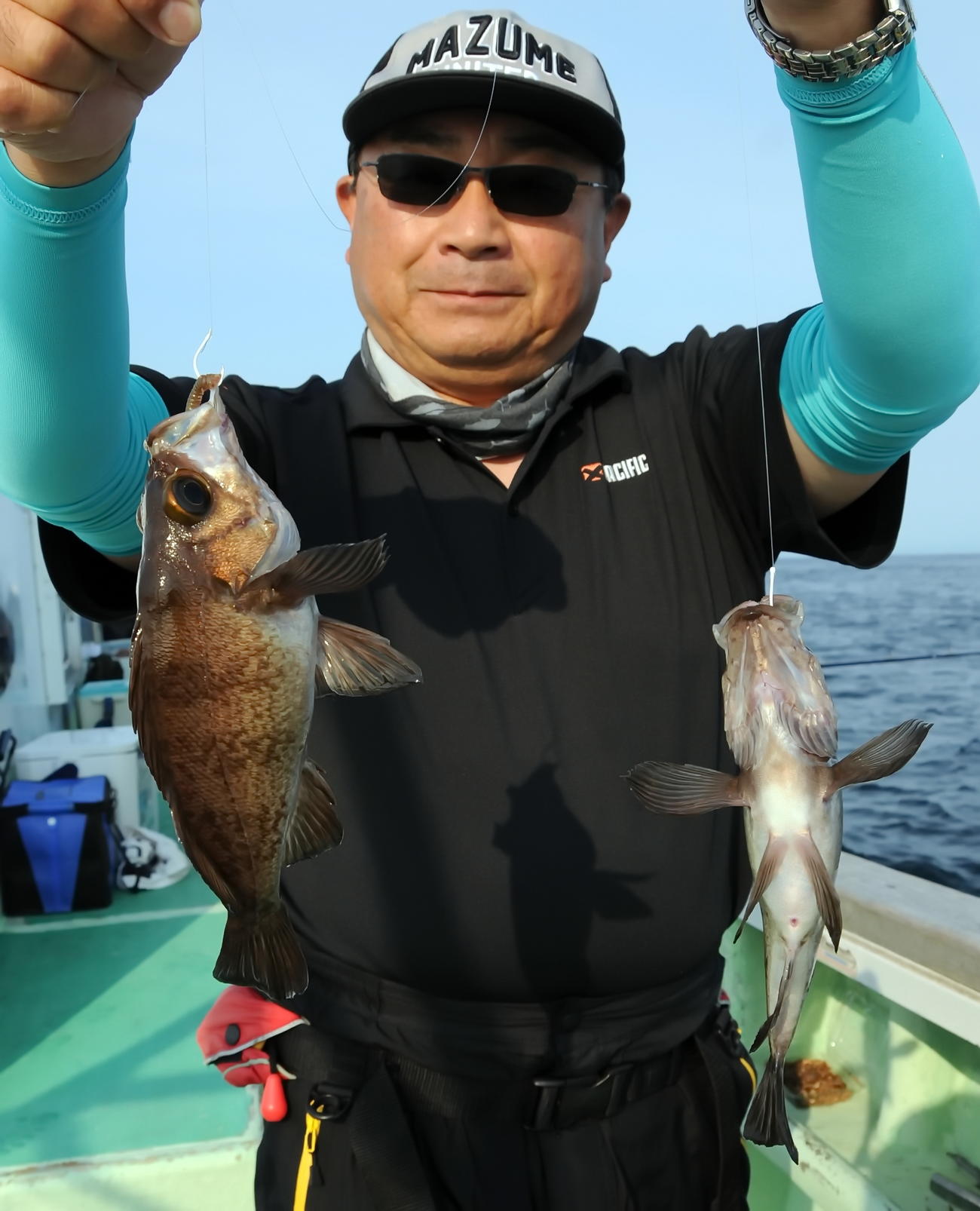 左舷船首の気田さんは、サオ下しの1投目で黒メバルをダブルヒット