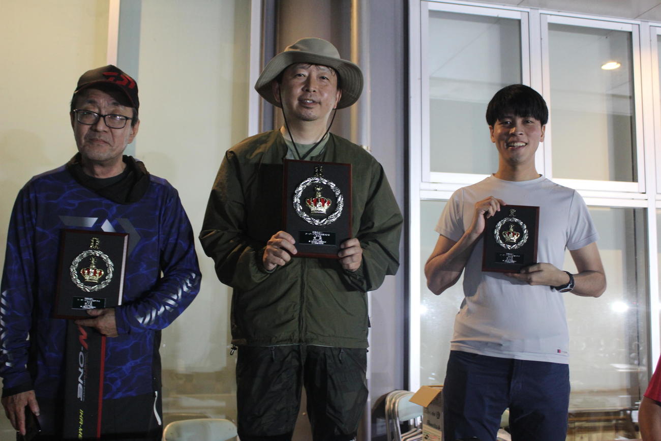 「一般の部」で優勝した梅本さん（中央）2位の斉藤さん（左）3位の荻須さん