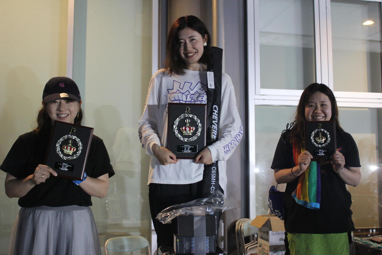 「レディースの部」で優勝した山本さん（中央）2位の松尾さん（左）3位の今福さん