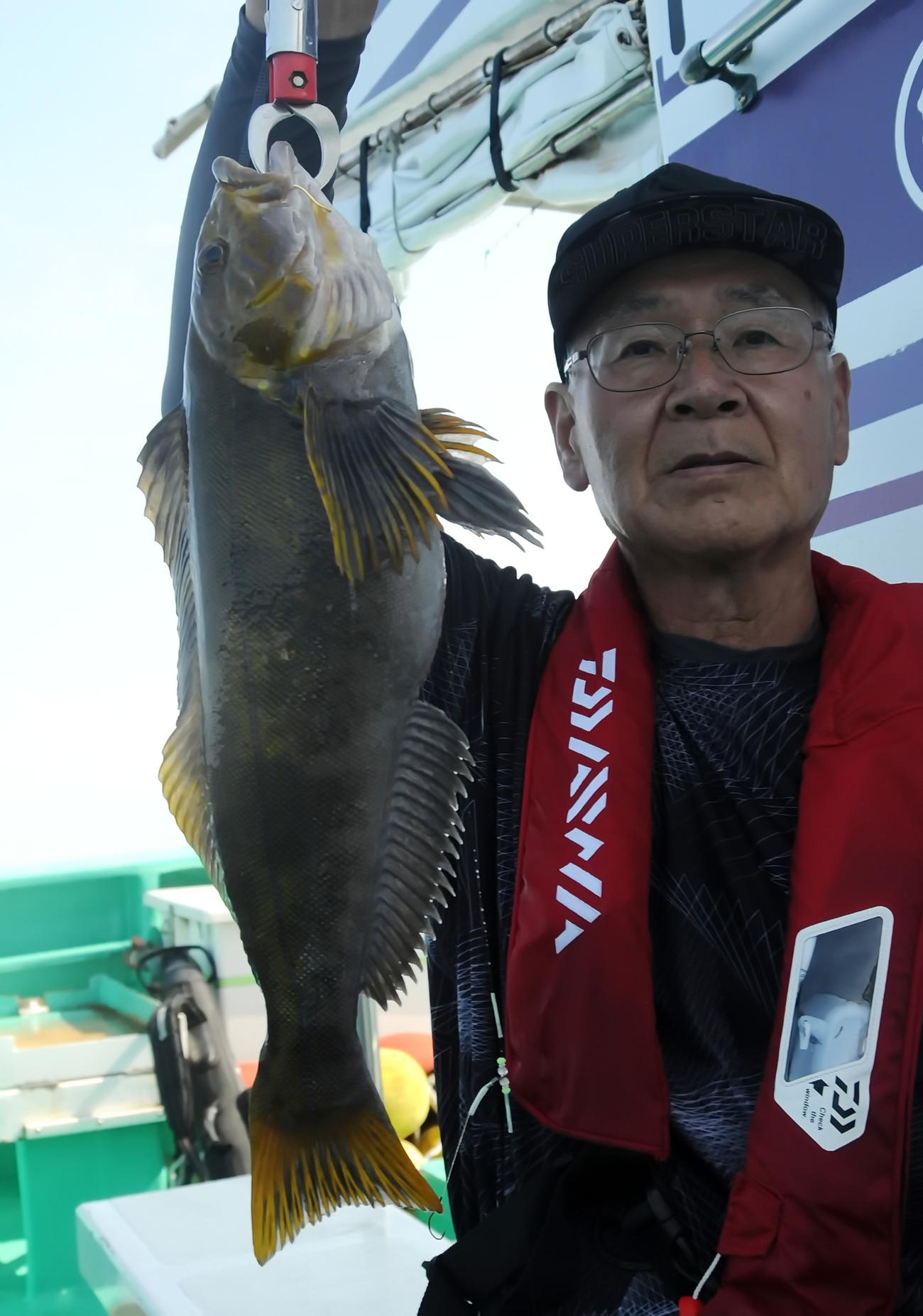 右舷船尾の本田さんは船中最大のアイナメ50センチ超をゲット