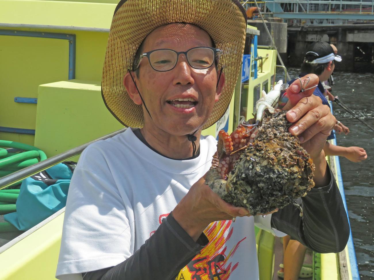 貝に逃げ込んだタコを釣り上げた松本アナ。釣った本人もビックリ