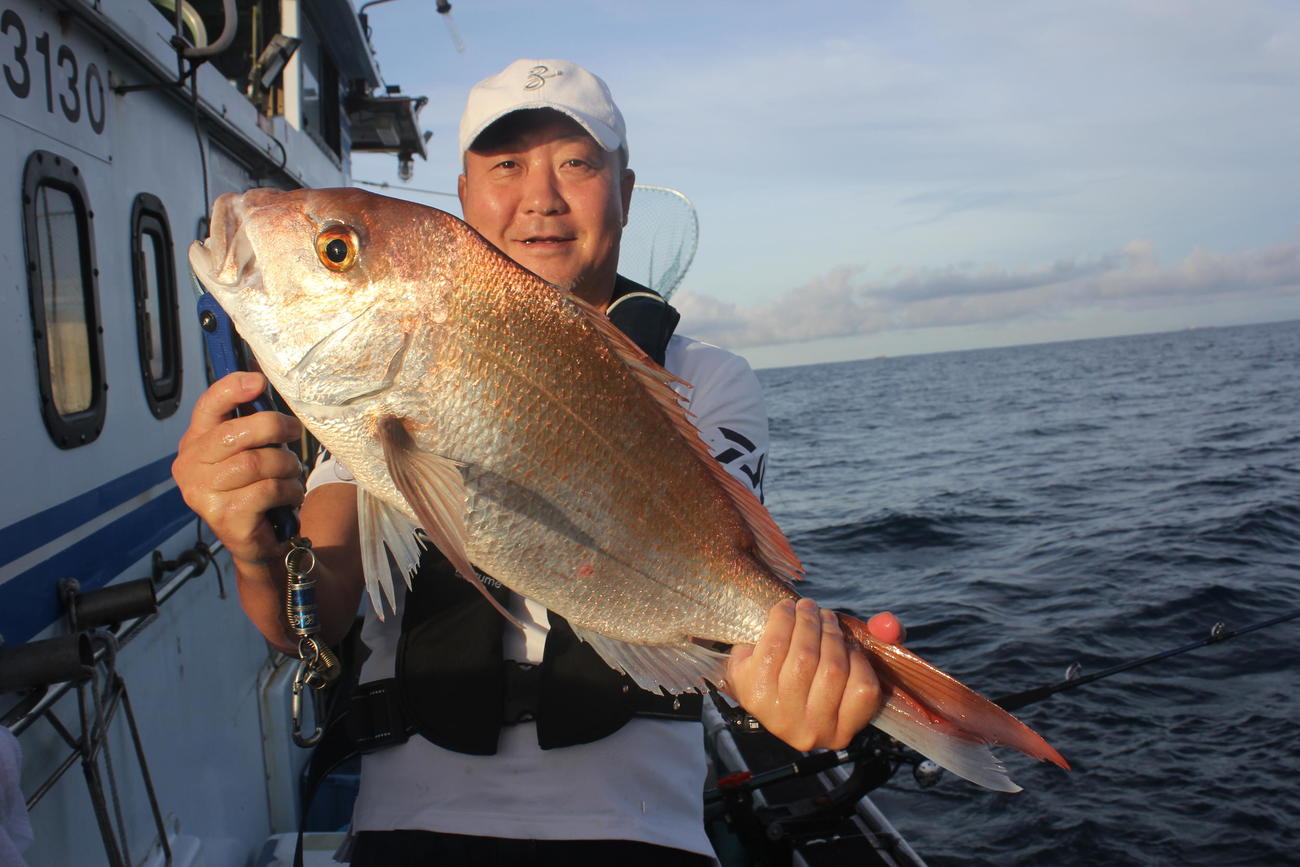 67センチのマダイを釣り上げた恵さん