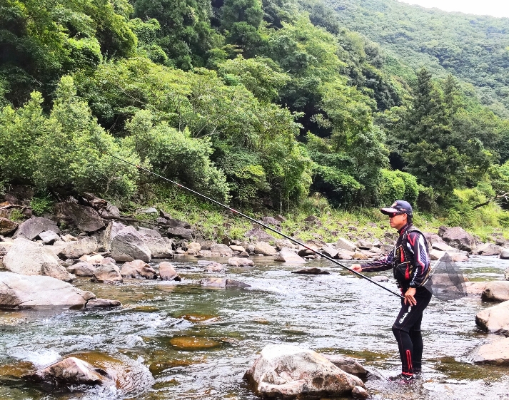 二川橋上流の大石周りを泳がせ釣りで攻める筆者
