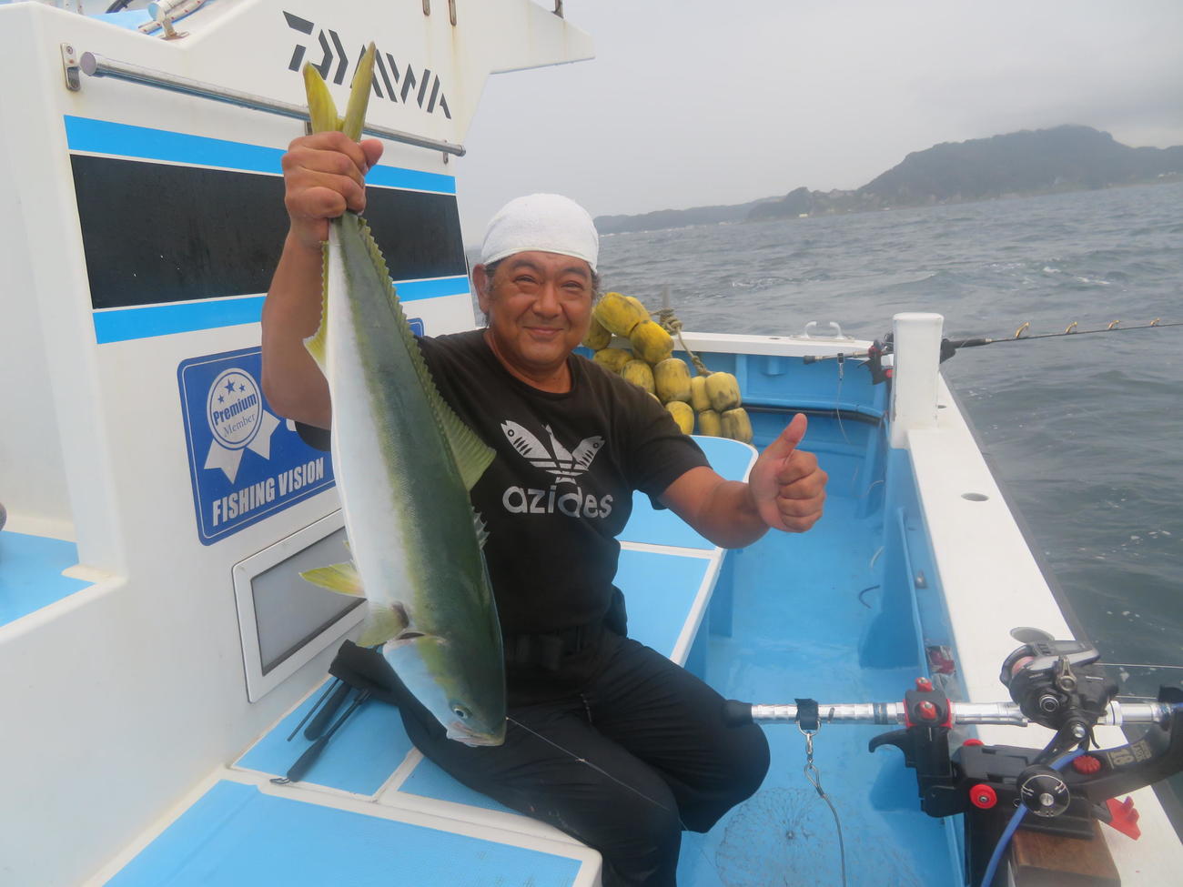 5・1キロのワラサを手にサムズアップの木村さん
