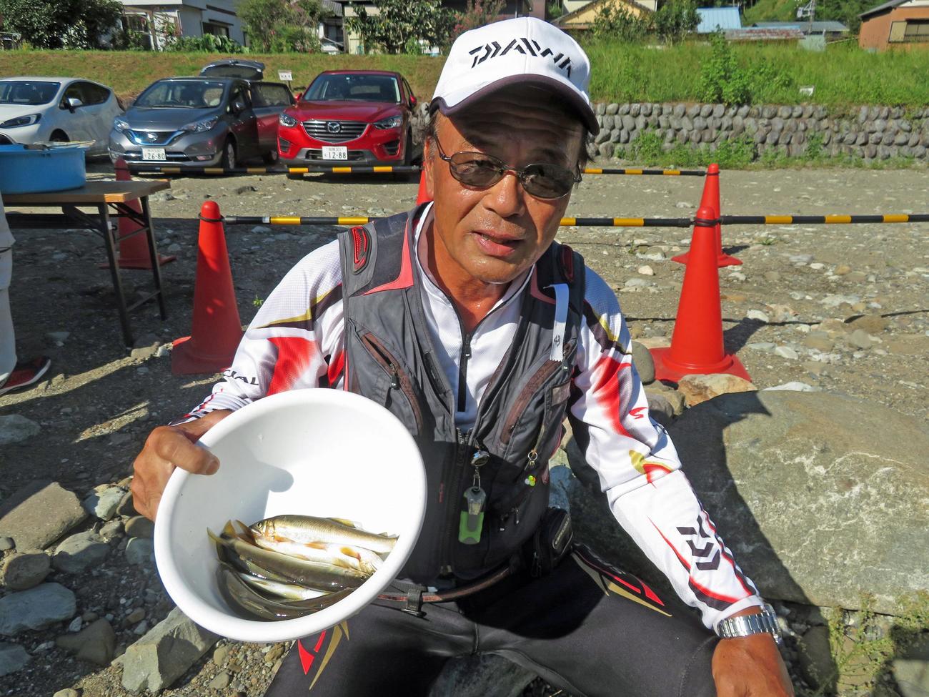 4年ぶりの開催となった興津川「あこがれ亭」アユ釣り大会で優勝を飾った木下敦さん
