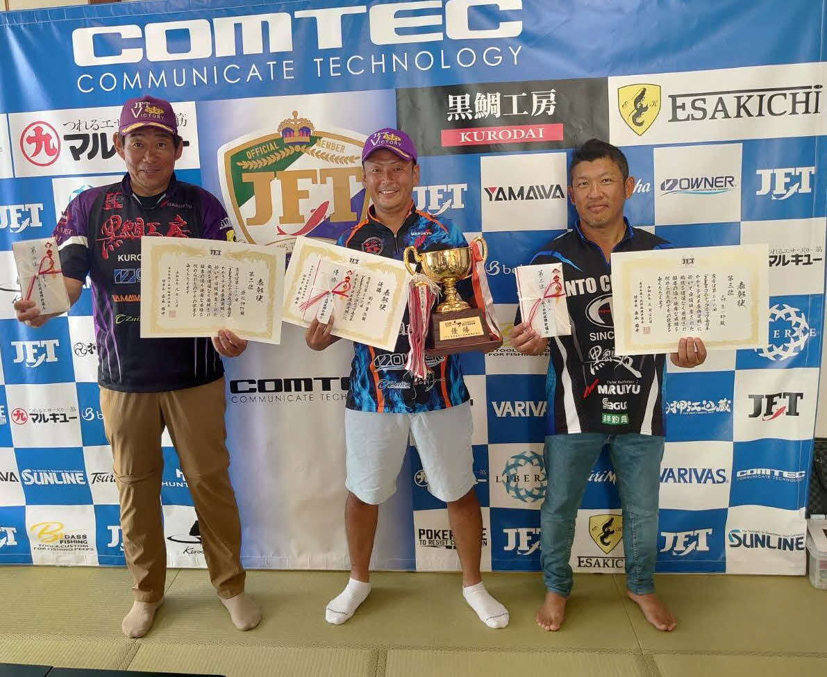 第36回全日本かかりチヌ王座決定戦の上位3選手。左から準優勝の兼松伸行選手、優勝の鈴木貴浩選手、3位の森圭一郎選手