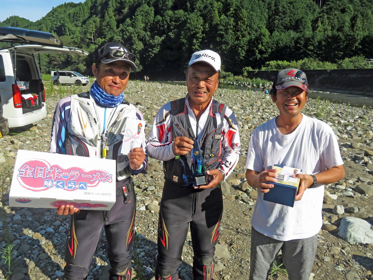 左から3位の兵藤雅人さん、優勝の木下敦さん、2位の友田輝信さん