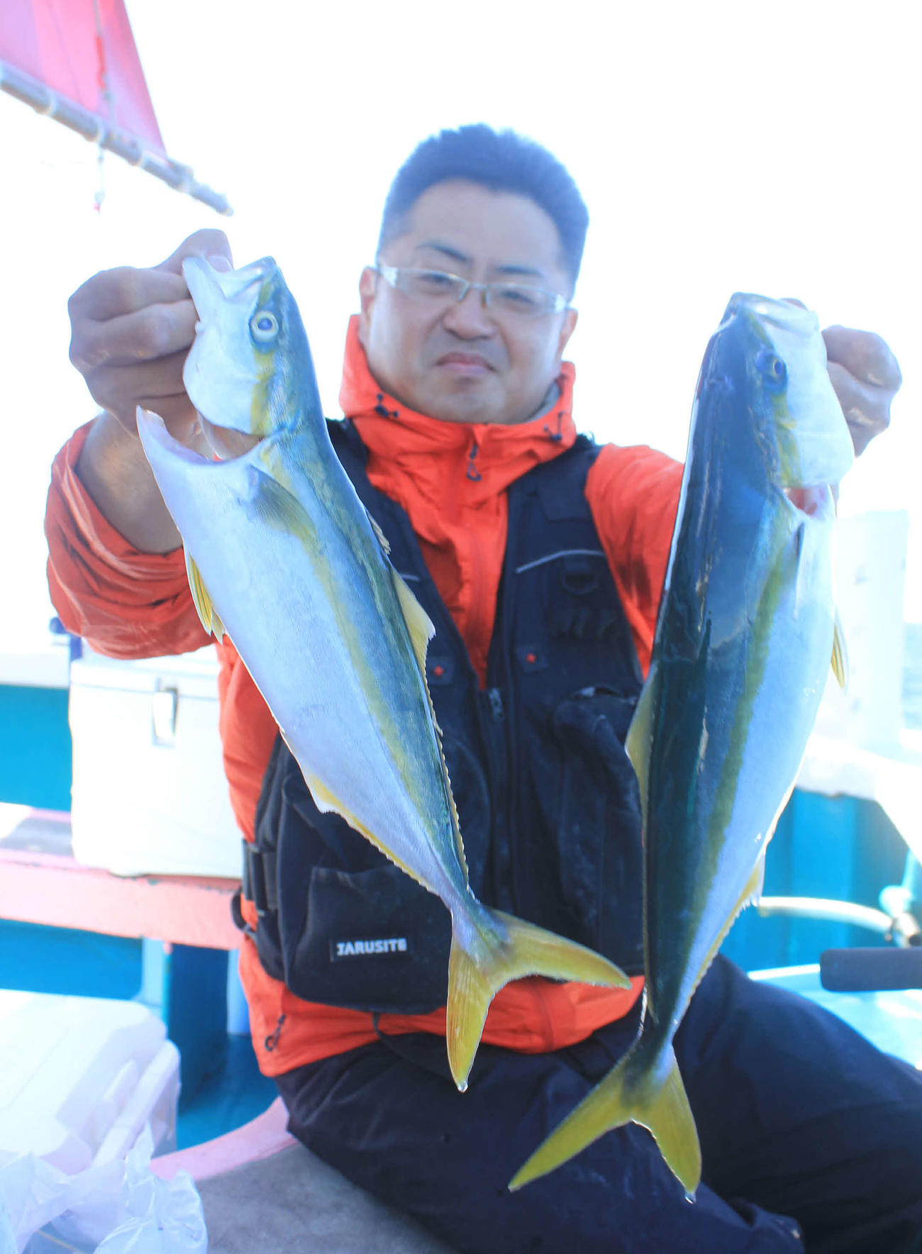 川崎敦さんが仕留めた45、48センチのハマチ