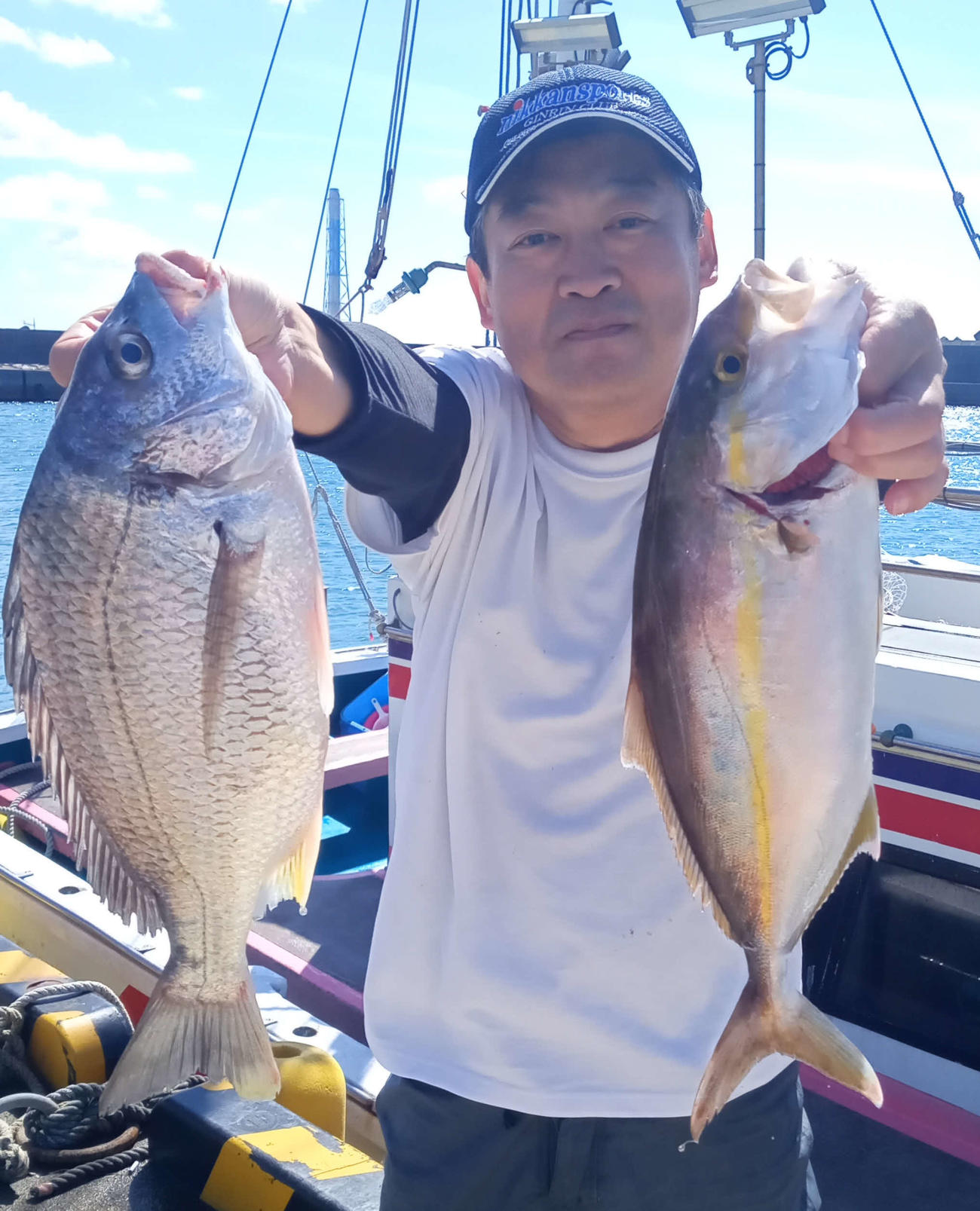 記者が釣り上げた45センチのチヌと48センチのカンパチ