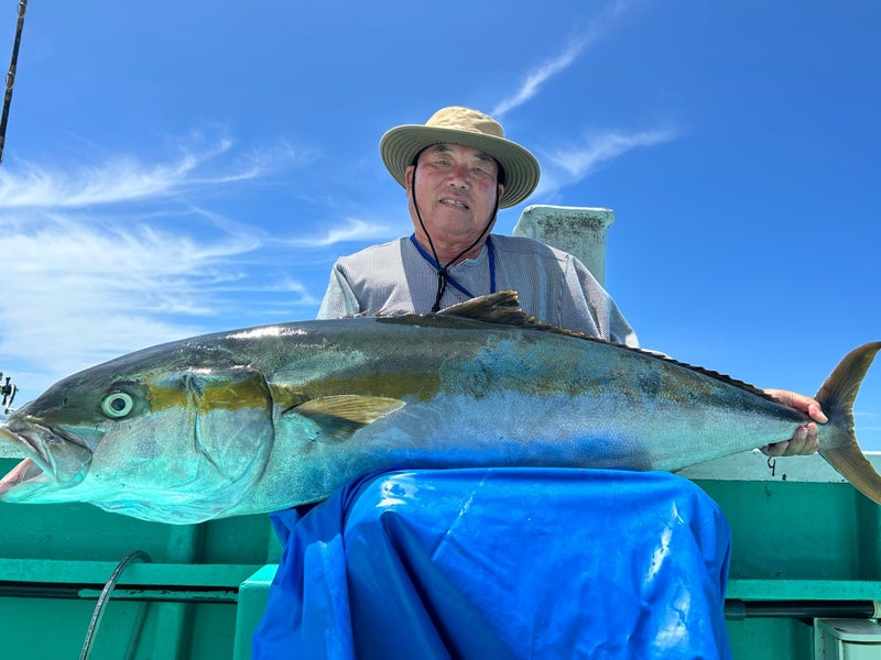 23・7キロのヒラマサを釣り上げた市原正勝さん